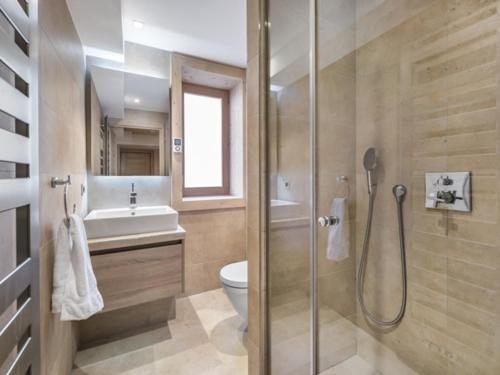 une salle de bain avec une douche, des toilettes et un lavabo dans l'établissement Duplex rénové avec parking, proche centre et remontées, navette et bus à deux pas - FR-1-567-41, à Val dʼIsère