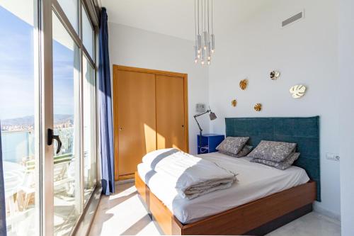 Sunny penthouse on the 41st floor in Torre Lugano, with pool and garage