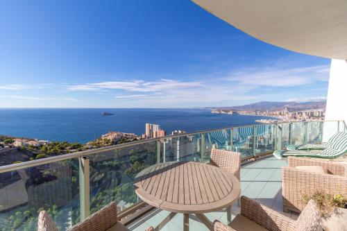 Sunny penthouse on the 41st floor in Torre Lugano, with pool and garage