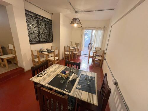 Hotel cuesta del viento II في سان خوان: غرفة طعام مع طاولة وبعض الكراسي