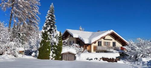 ein Haus mit Schnee drauf in der Unterkunft Mein Traumblick in Rettenberg