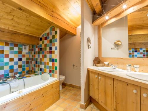 a bathroom with a tub and a toilet and a sink at Chalet 5* à Courchevel Village, proche pistes, 4 chambres, cheminée, jacuzzi, garage, Wi-Fi inclus - FR-1-562-40 in Courchevel