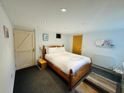 a bedroom with a large bed and a door at Apartment near Harbourside & city centre in Bristol