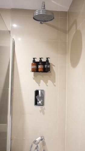 a bathroom with a shower and a toilet and a light at Brighton City Centre 2 Bed, Perfect Cosy Stylish Apartment, Close To Shops And Beach! Sleeps 6 in Brighton & Hove