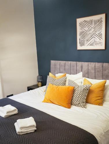 a bedroom with a large bed with colorful pillows at Brighton City Centre 2 Bed, Perfect Cosy Stylish Apartment, Close To Shops And Beach! Sleeps 6 in Brighton & Hove