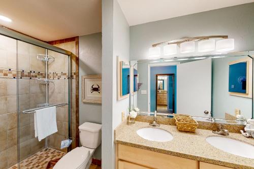 La salle de bains est pourvue de 2 lavabos, d'une douche et de toilettes. dans l'établissement Ocean Mile G-3, à Île Saint Georges
