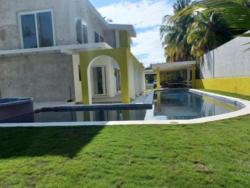 una casa con piscina en el patio en Chalet san marino en Colonia La Providencia