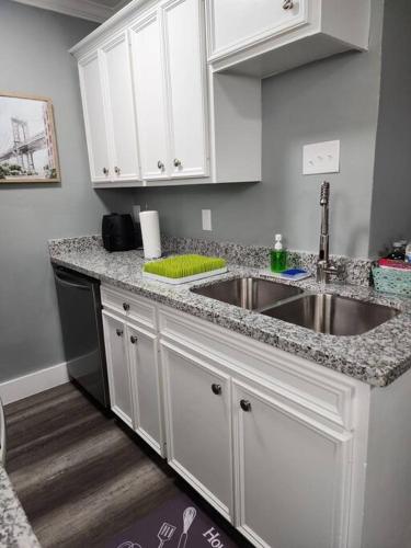 - une cuisine avec un évier et un comptoir dans l'établissement Blue Shark *G13* @ Midtown Central 1BR King Apartment, à Houston