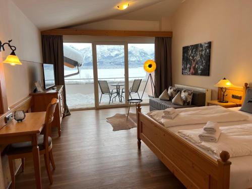 Postel nebo postele na pokoji v ubytování Hotel Fischer am See