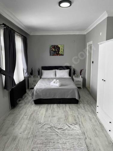 um quarto com uma cama grande e um tapete em GDL DOKUZ OTEL em Kalkanlı