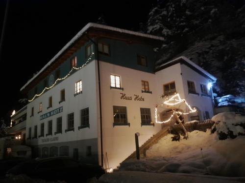 Um edifício com luzes de Natal à frente. em Haus Hotz em Landeck