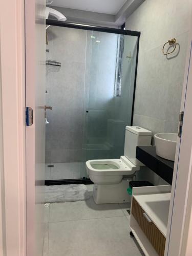 La salle de bains est pourvue d'une douche, de toilettes et d'un lavabo. dans l'établissement lindo apt a 200 m da praia em Joao pessoa, à Cabedelo