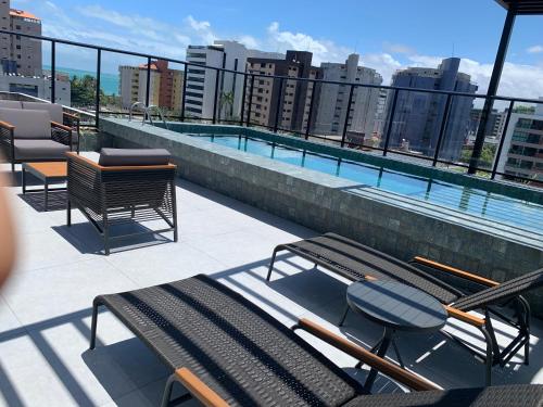 un balcón con piscina en la parte superior de un edificio en lindo apt a 200 m da praia em Joao pessoa en Cabedelo