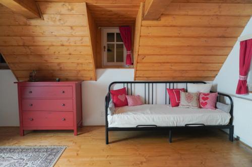 1 dormitorio con 1 cama y vestidor rojo en Chalupa na Valech, en Krompach