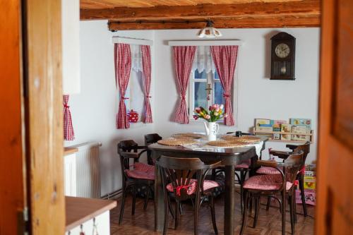 - une salle à manger avec une table et des chaises dans l'établissement Chalupa na Valech, à Krompach