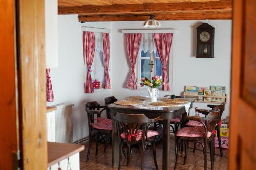 una sala da pranzo con tavolo e sedie di Chalupa na Valech a Krompach