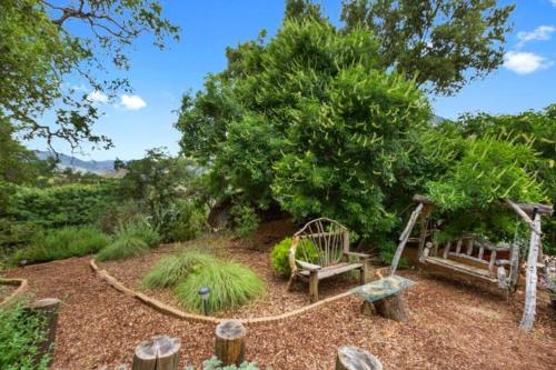 a garden with a bench and a tree at SEQUOIA LOOKOUT LODGE in Three Rivers