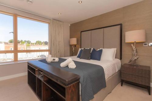 A bed or beds in a room at Luxury Penthouse Apartment With Hot Tub