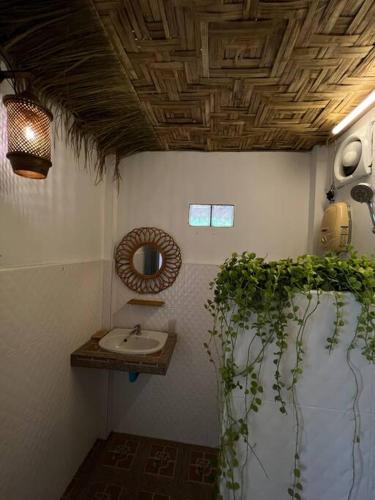 baño con lavabo, espejo y planta en Sea Lulaby, en Ko Pha Ngan