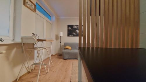 eine Küche mit einer schwarzen Arbeitsplatte in einem Zimmer in der Unterkunft Apartament z rowerami in Misdroy