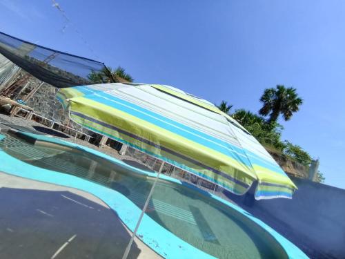 a car roof with an umbrella on top of it at HOTEL ESTRELLA HUASTECA in Aquismón