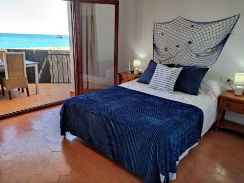 - une chambre avec un lit et une vue sur l'océan dans l'établissement Apartamento Primera Linea Playa, à Roda de Bará