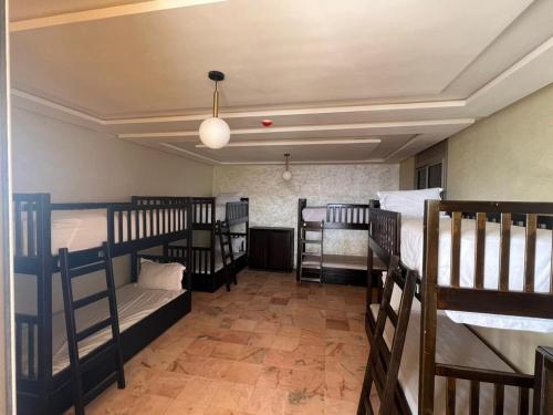 Bunk bed o mga bunk bed sa kuwarto sa Tamrisurfcamp