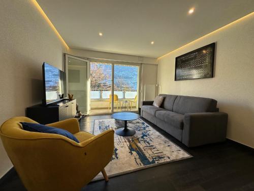 uma sala de estar com um sofá e uma mesa em Sion city Heart of Swiss Alps em Sion