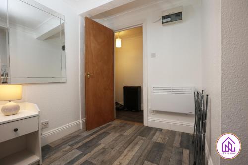 un couloir avec une porte menant à une chambre dans l'établissement Aberdeen Apartments, Redland, Great Location, à Bristol