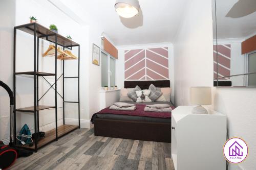 - une petite chambre avec un lit et une étagère dans l'établissement Aberdeen Apartments, Redland, Great Location, à Bristol