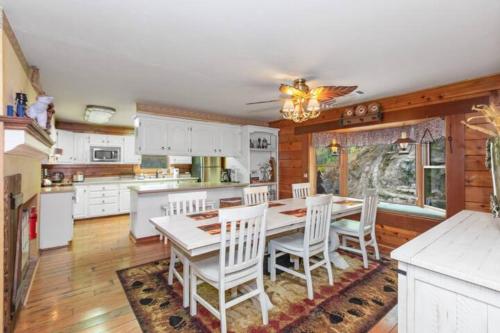 a kitchen with a dining room table and chairs at SEQUOIA LOOKOUT LODGE in Three Rivers