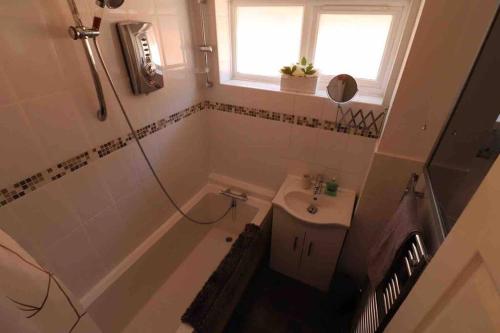 uma pequena casa de banho com um lavatório e um chuveiro em Unique two bedroom apartment em Birmingham