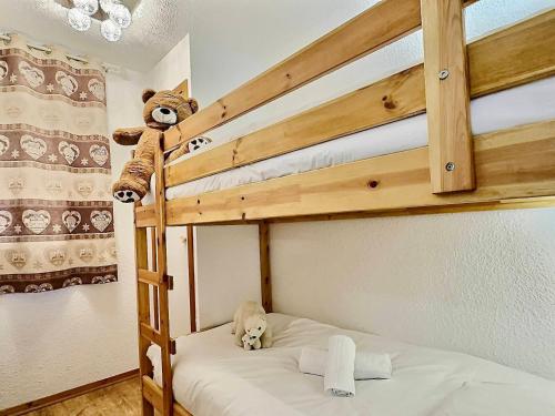 - un lit superposé avec un ours en peluche au-dessus dans l'établissement Studio cabine rénové, 4 pers, proche centre et pistes, parking, wifi - FR-1-411-690, à Val dʼIsère