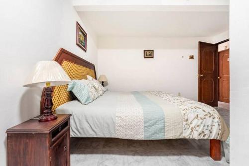 1 dormitorio con 1 cama y 1 lámpara en una mesa en Casa Hogareña con Super Anfitrión en Ciudad de México