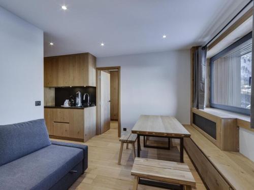 un salon avec un canapé et une table dans l'établissement Charmant 3 Pièces avec Parking, Wifi, et Proche Remontées à Val d'Isère - FR-1-567-90, à Val dʼIsère