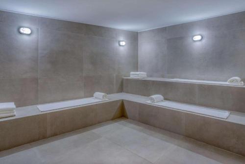 un bagno con due lavandini e due specchi di Suite Quadruplo 7 dias - Wyndham Gramado Termas Resort & Spa a Gramado