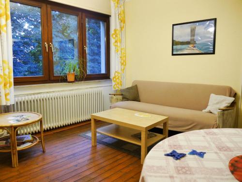 ein Wohnzimmer mit einem Sofa und einem Tisch in der Unterkunft Ferienwohnung Unter den Linden in Rietberg