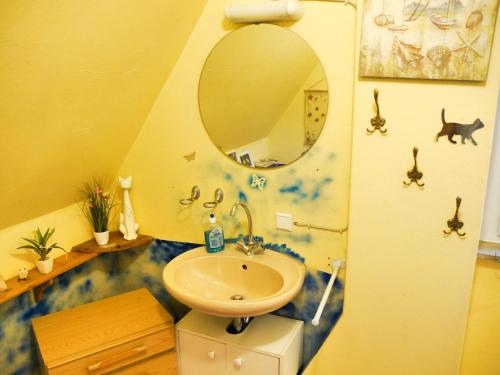 a bathroom with a sink and a mirror at Ferienwohnung Unter den Linden in Rietberg