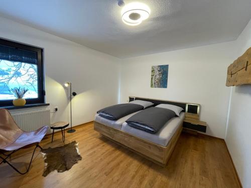 - une chambre avec un grand lit et une fenêtre dans l'établissement Haus Lieteblick, 