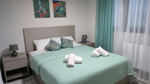 um quarto com uma cama com toalhas em Φεγγαρόφως Παμβώτιδας em Ioannina