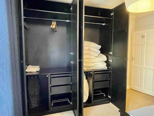 Zimmer mit einem Schrank mit schwarzen Wänden in der Unterkunft Portsmouth Urban Haven in Portsmouth
