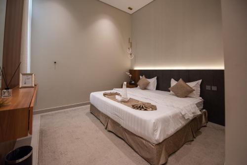 Un pat sau paturi într-o cameră la شاليهات برانت الفندقية