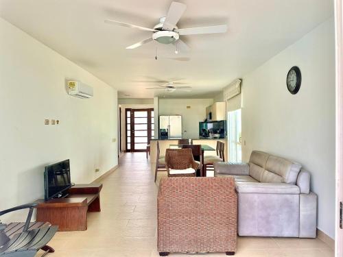 sala de estar con sofá y ventilador de techo en Casa De Lujo Frente Al Mar 1, en Cartagena de Indias