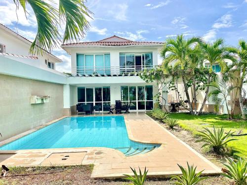 una piscina frente a una casa en Casa De Lujo Frente Al Mar 1 en Cartagena de Indias