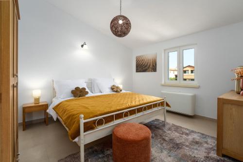 LabinciにあるVilla Cvita Domenica Enjoy Istriaのテディベアのベッドがある寝室