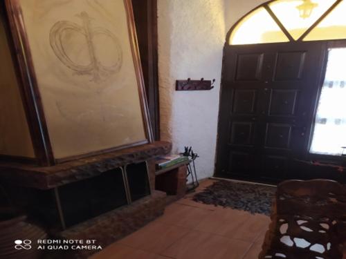 um quarto com uma porta preta e uma lareira em NAOUSA 1 em Naousa Imathias