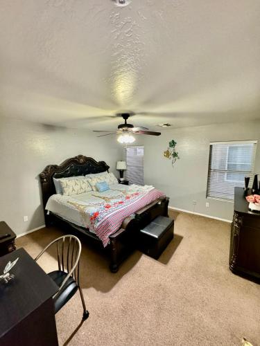 En eller flere senge i et værelse på West PHX Cozy king suit with private bathroom Inside a house