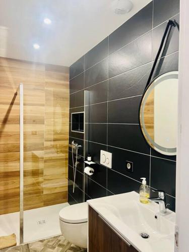 Photo de la galerie de l'établissement T2 Cosy dans une maison -jardin, à Saint-Gervais