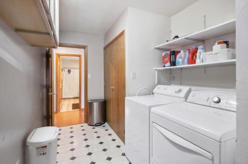 eine weiße Waschküche mit Waschmaschine und Trockner in der Unterkunft Single Tree Cottage - Walk to Downtown Chama! in Chama