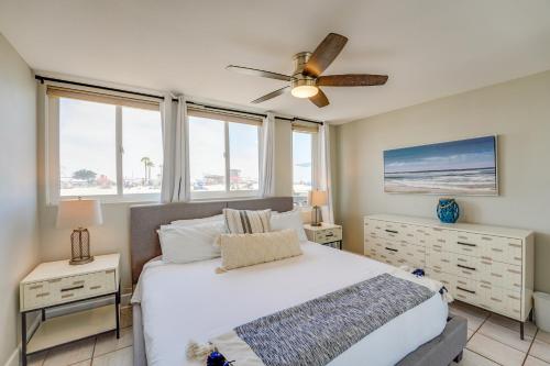 Schlafzimmer mit einem Bett und einem Deckenventilator in der Unterkunft Oceanfront Condo with Front Patio, Gas Grill, Fire Pit - Prime Location!! in San Diego